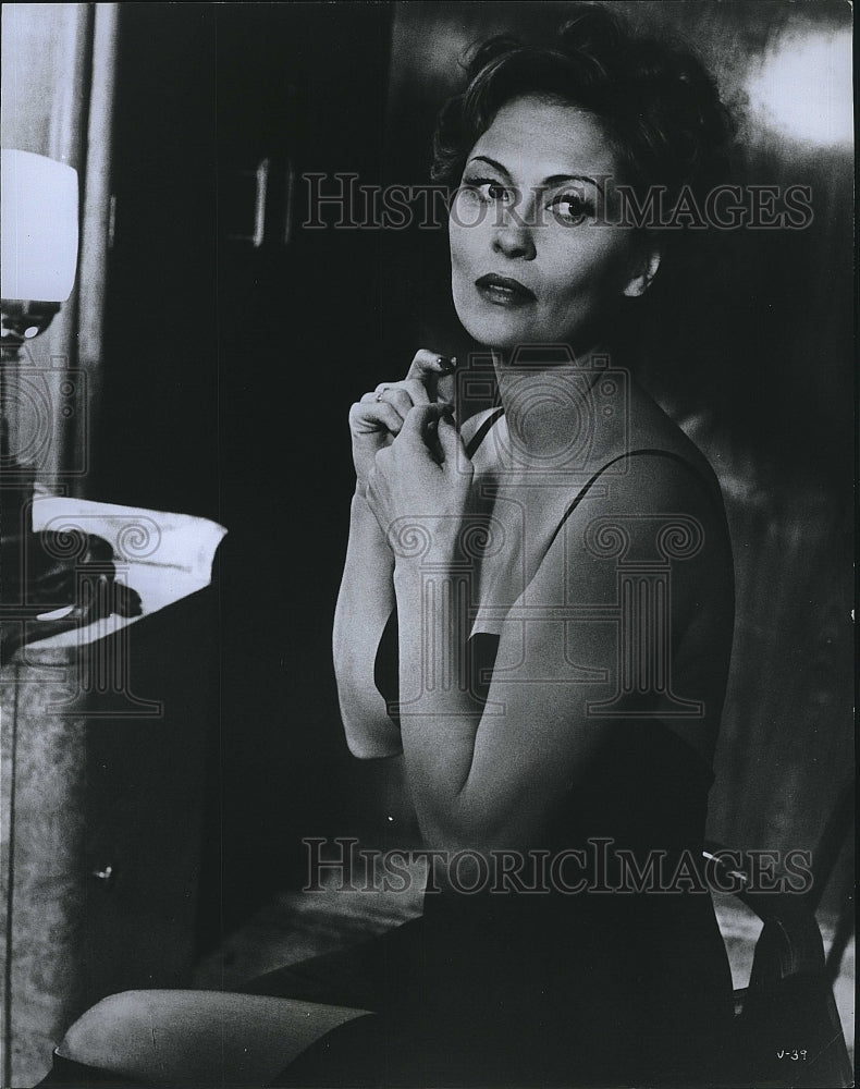 1976 Press Photo Actress Faye Dunaway In Voyage Of The Damned- Historic Images