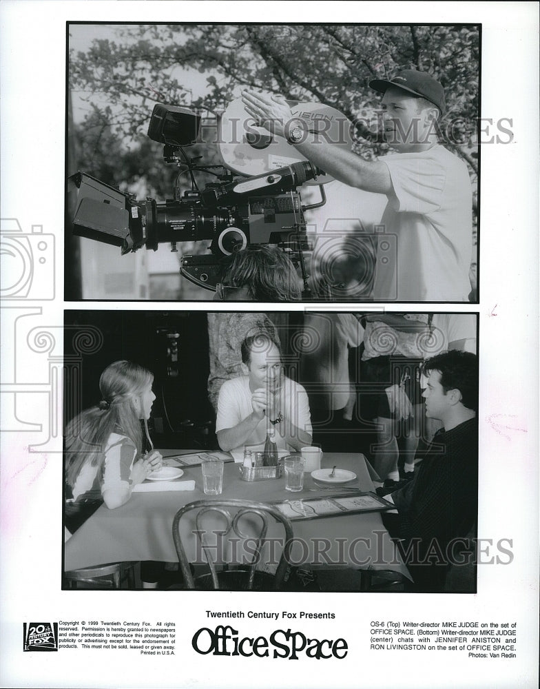 1999 Press Photo Actor Jennifer Aniston &amp; Mike Judge In &quot;Office Space&quot; - Historic Images