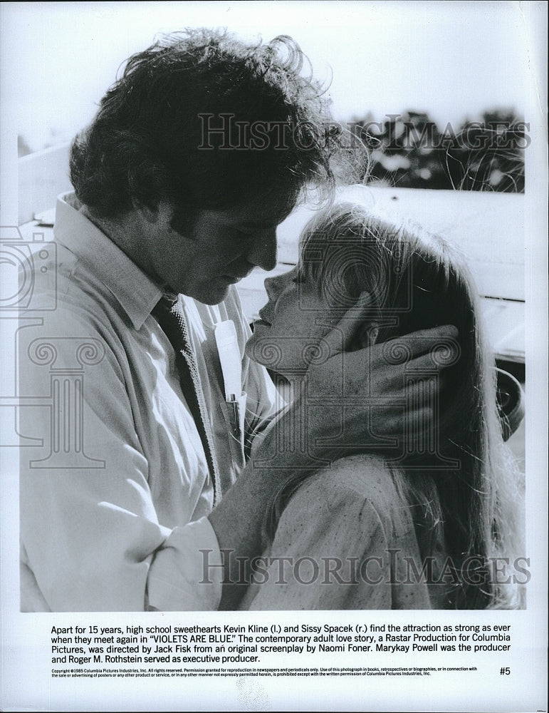 1985 Press Photo Actor Kevin Kline &amp; Sissy Spacek In &#39;Violets Are Blue&quot;- Historic Images