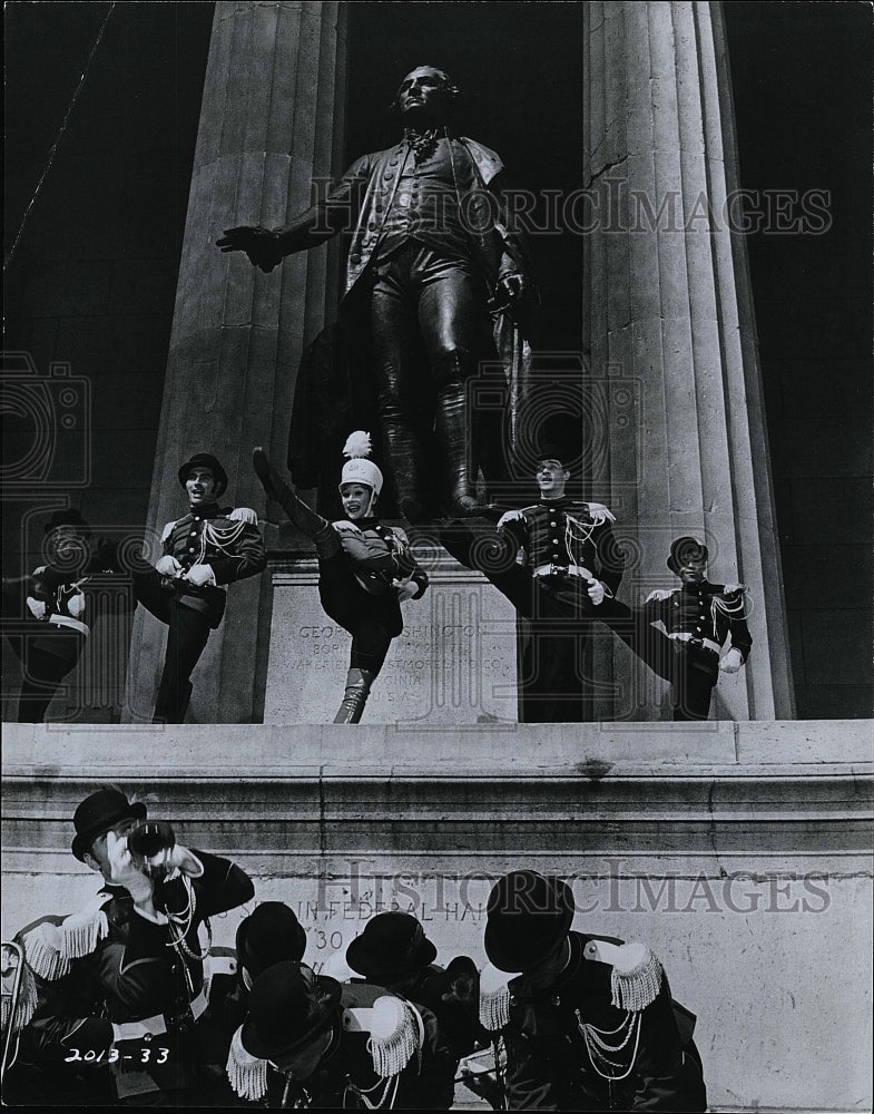 1969 Press Photo &quot;Sweet Charity&quot; Shirley MacLaine &amp; Robert Terry- Historic Images