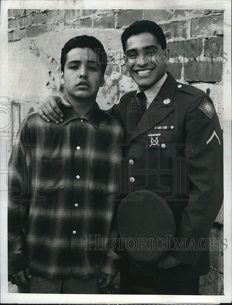 1988 Press Photo Gabriel Gonzales and David Laboisa in Gangs- Historic Images