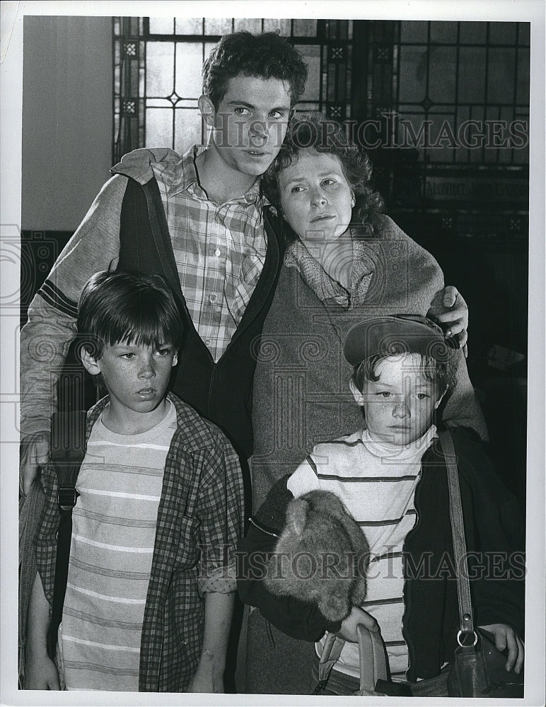 1988 Press Photo Michael Faustino, Linda Kelsey in Home Sweet Homeless- Historic Images