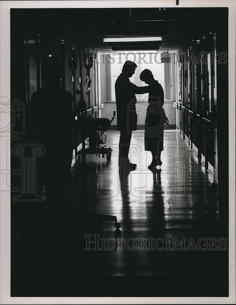 Press Photo Two actors in a scene from &quot;Life Stories&quot;- Historic Images