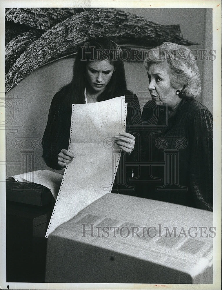 1984 Press Photo Stephanie Zimbalist, Doris Roberts &quot;Remington Steele&quot;- Historic Images