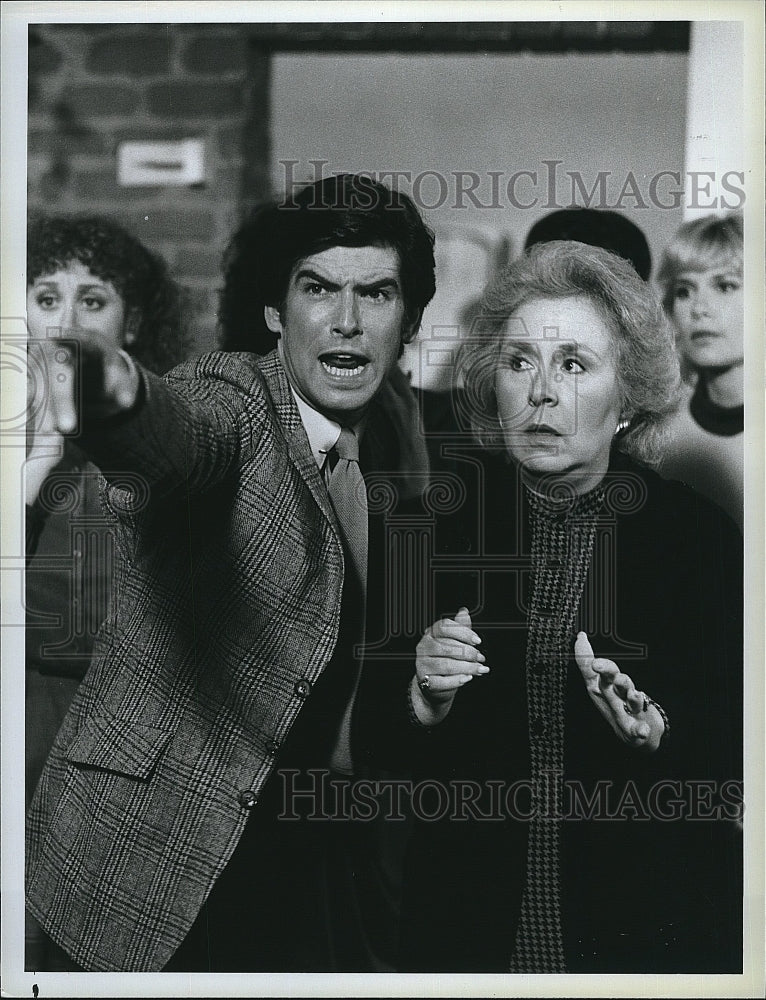 1983 Press Photo Doris Roberts, Pierce Brosnan &quot;Remington Steele&quot;- Historic Images