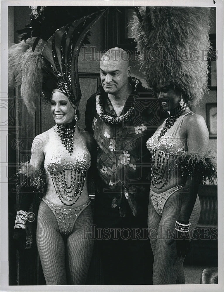 1991 Press Photo  &quot;Night Court&quot; Richard Moll &amp; showgirls- Historic Images