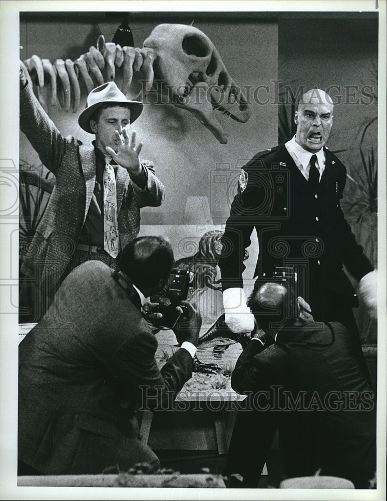 1987 Press Photo Harry Anderson, Richard Moll &quot;Night Court&quot;- Historic Images