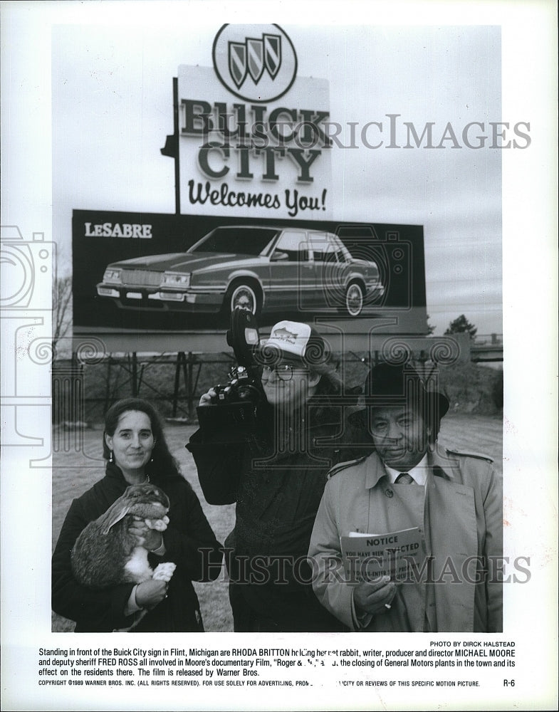 1989 Press Photo Rhoda Britton, Michael Moore and Fred Ross in &quot;Roger &amp; Me&quot;- Historic Images