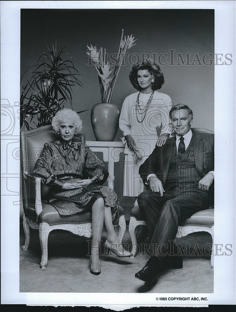 1985 Press Photo Barbara Stanwyck Stephanie Beacham Charlton Heston Colbys TV- Historic Images