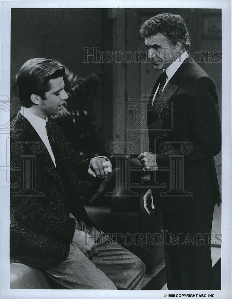 1986 Press Photo Actor Maxwell Caulfield,Ricardo Montalban In &quot;The Colbys&quot;- Historic Images