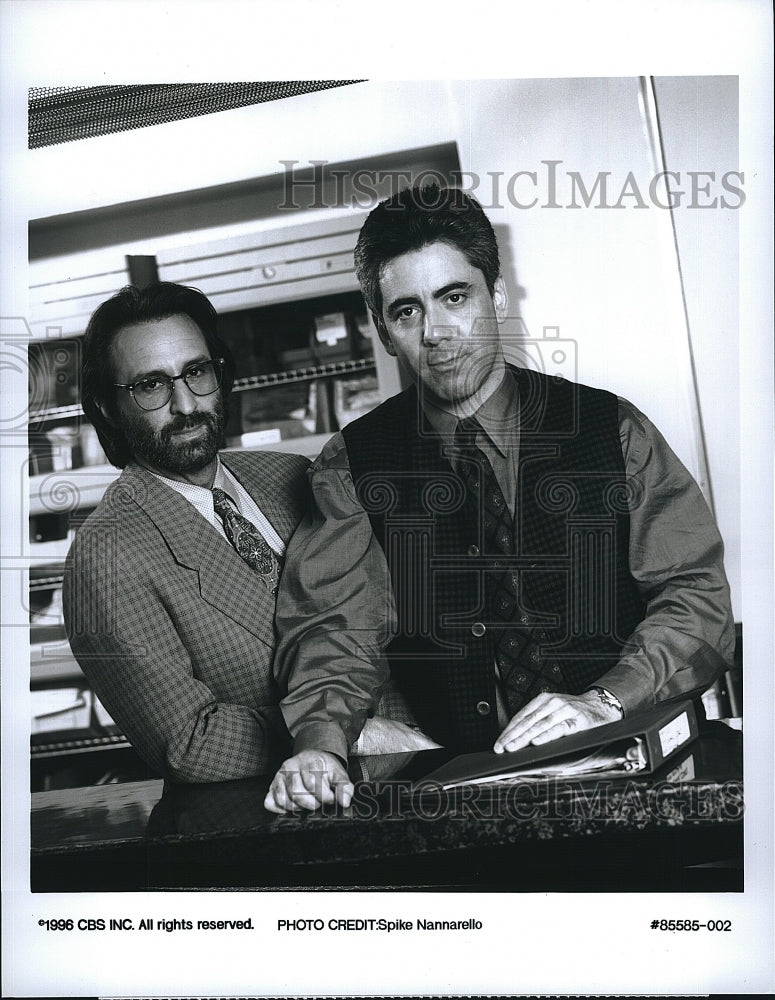 1996 Press Photo Ron Silver and Adam Arkin in &quot;Chicago Hope&quot;- Historic Images