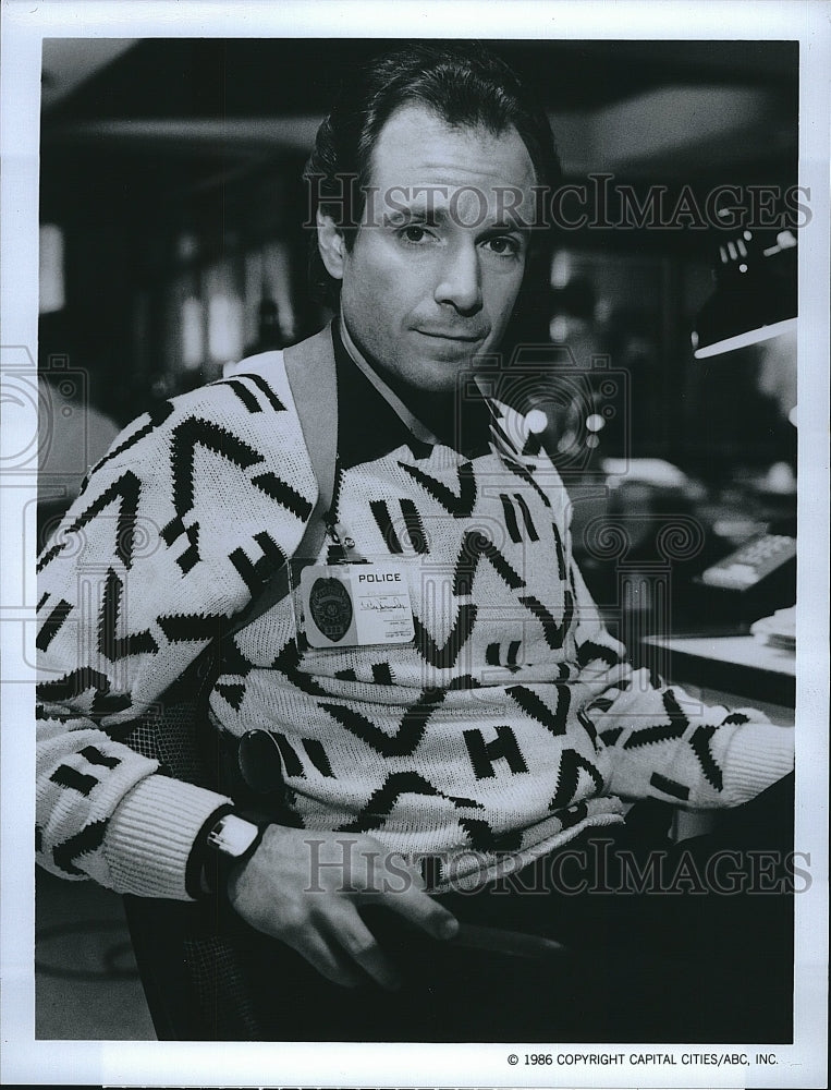 1986 Press Photo Actor Robert Alan Browne in &quot;Cold Steel and Neon&quot;- Historic Images