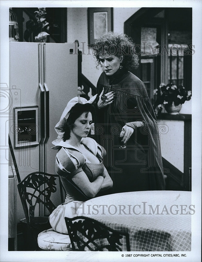 1987 Press Photo Actresses Caitlin O&#39;Heaney &amp; Judy Parfitt in &quot;The Charmings&quot;- Historic Images