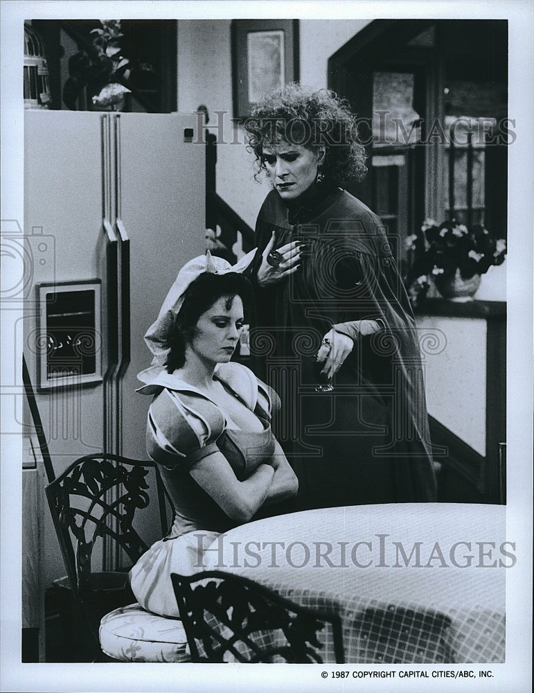 1987 Press Photo Actresses Caitlin O&#39;Heaney &amp; Judy Parfitt in &quot;The Charmings&quot;- Historic Images