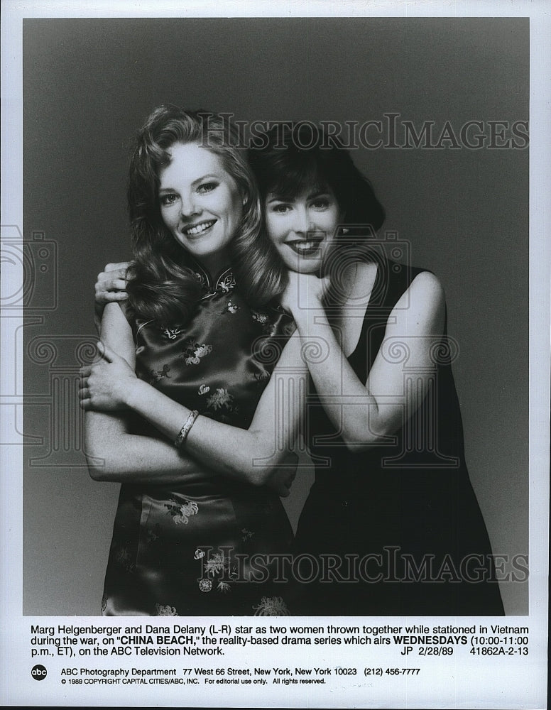 1989 Press Photo Marg Helgenberger and Dana Delany star in &quot;China Beach&quot;- Historic Images