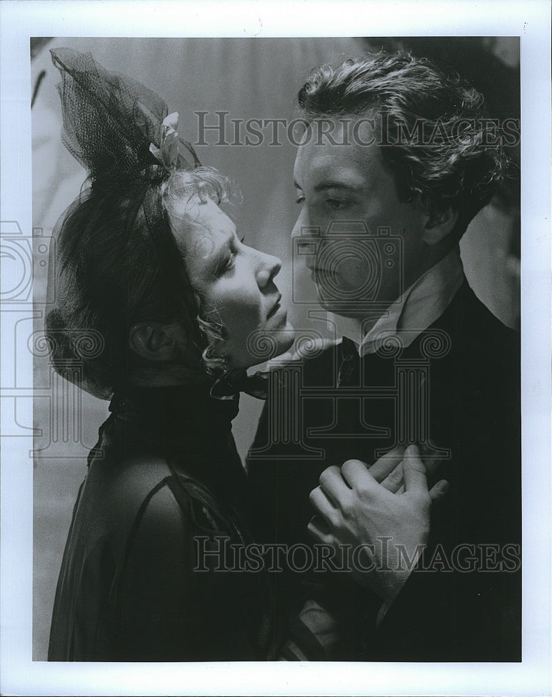 1998 Press Photo Kyle McCulloch and Gosia Dobrowolska star in &quot;Careful&quot; - Historic Images