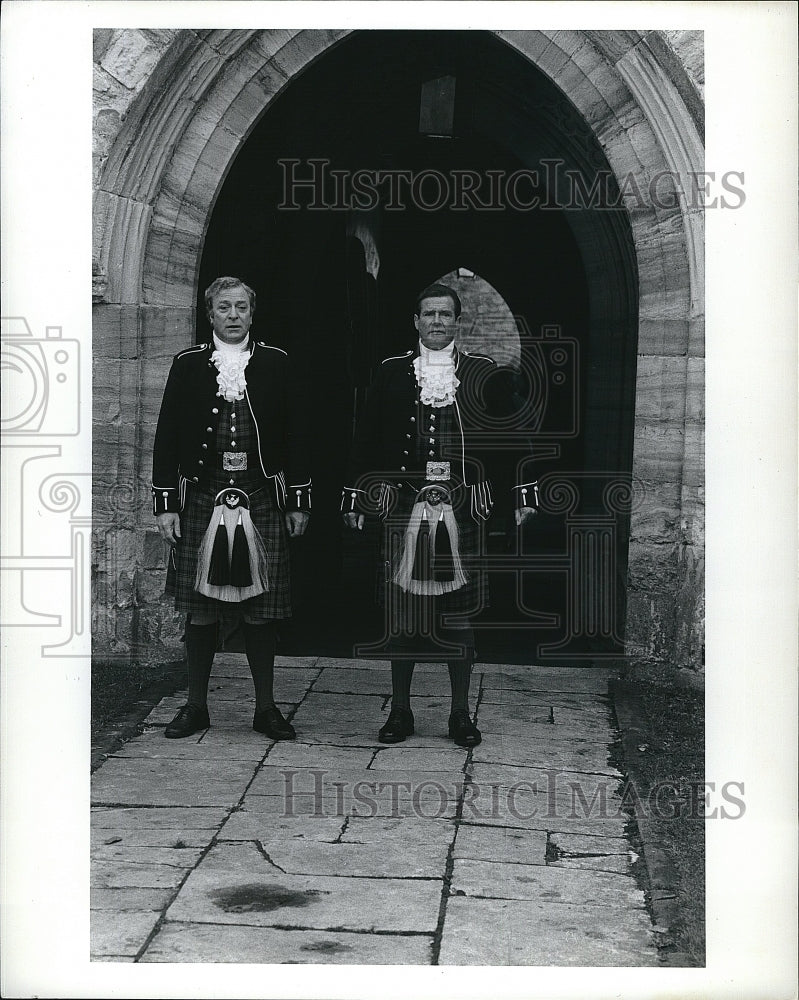 1990 Press Photo Bullseye Film Actors Michael Caine Roger Moore Uniform Scene- Historic Images