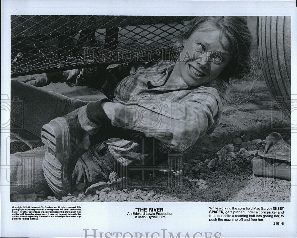 1984 Press Photo The River Film Actor Sissy Spacek Pinned Scene- Historic Images