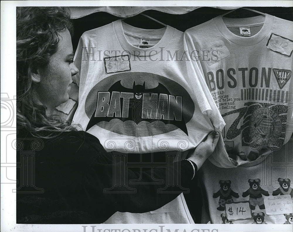 1989 Press Photo A fake merchandise T shirt for movie &quot;Batman&quot;- Historic Images