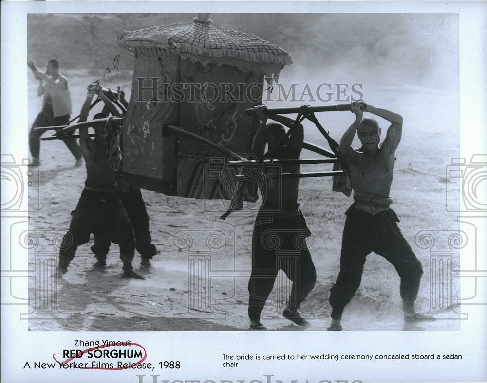 1988 Press Photo The bride is carried to her wedding ceremony in &quot;Red Sorghum&quot;- Historic Images