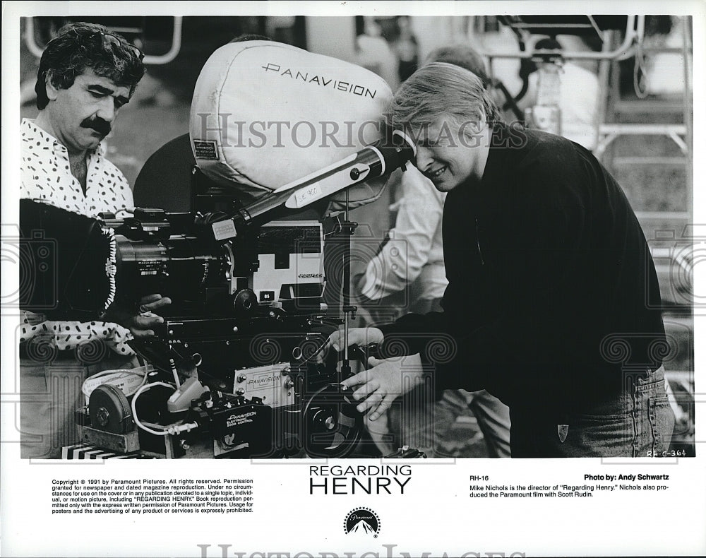 1991 Press Photo Mike Nichols Director Regarding Henry Drama Movie Film Set- Historic Images