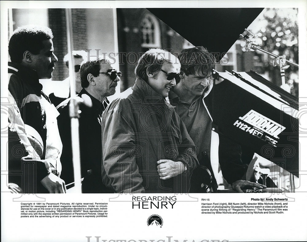 1991 Press Photo Harrison Ford Bill Nunn Mike Nichols Regarding Henry Movie Set- Historic Images