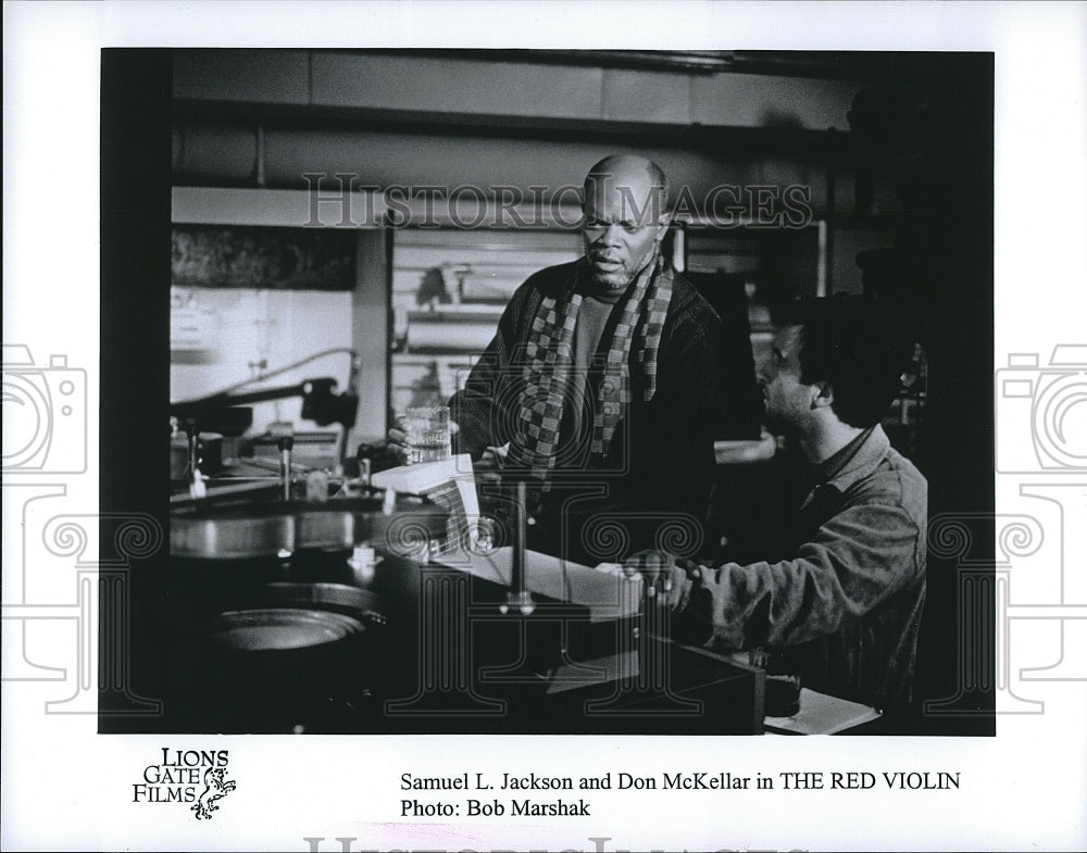 1998 Press Photo Samuel L. Jackson, Don McKellar &quot;The Red Violin&quot;- Historic Images