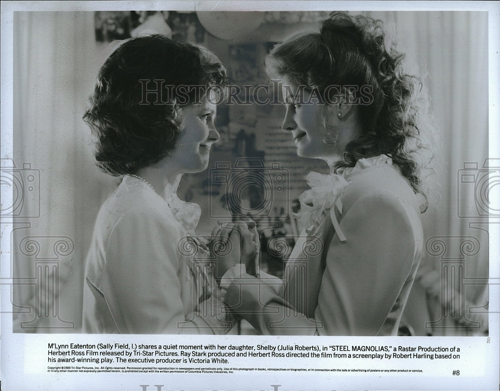 1989 Press Photo Actresses Sally Field &amp; Julia Roberts in &quot;Steel Magnolias&quot;- Historic Images