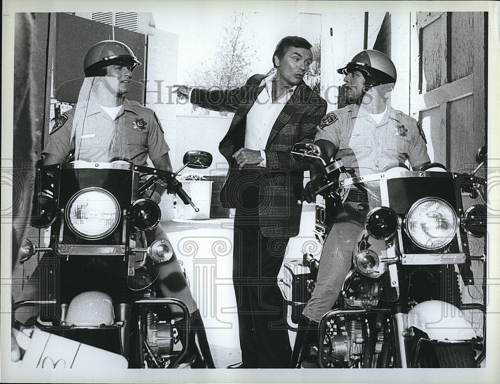 1982 Press Photo Actors Erick Estrada &amp; Tom Reilly in &quot;CHiPs&quot;- Historic Images