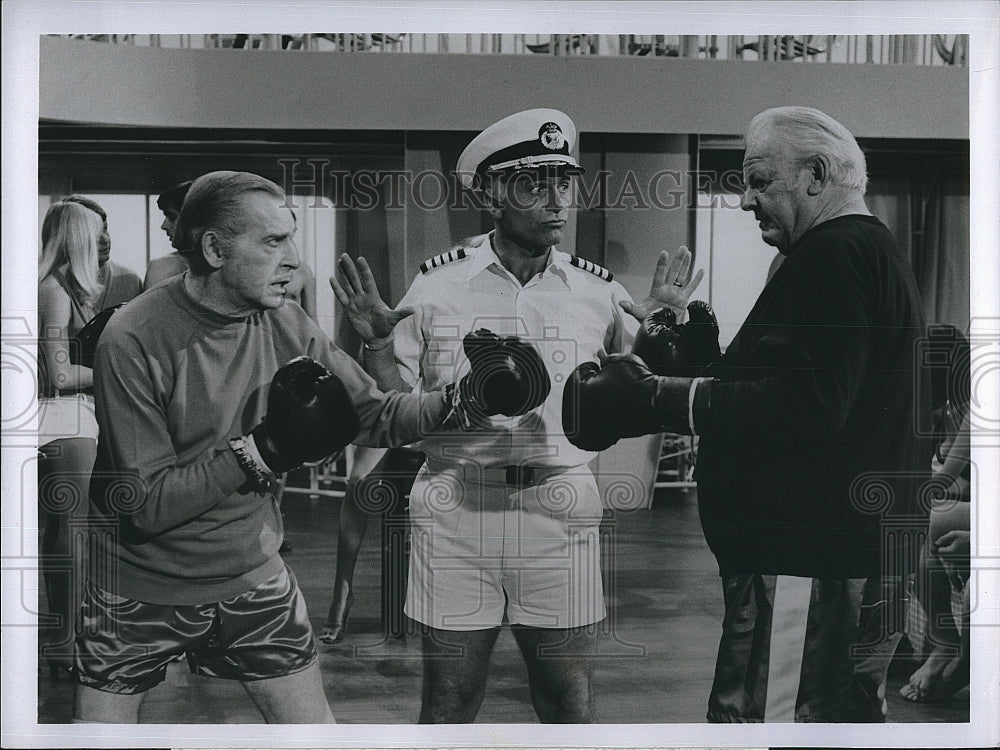 1980 Press Photo Milton Berle Gavin McLeod&amp; Alan Hale Star On &quot;The Love Boat&quot;- Historic Images