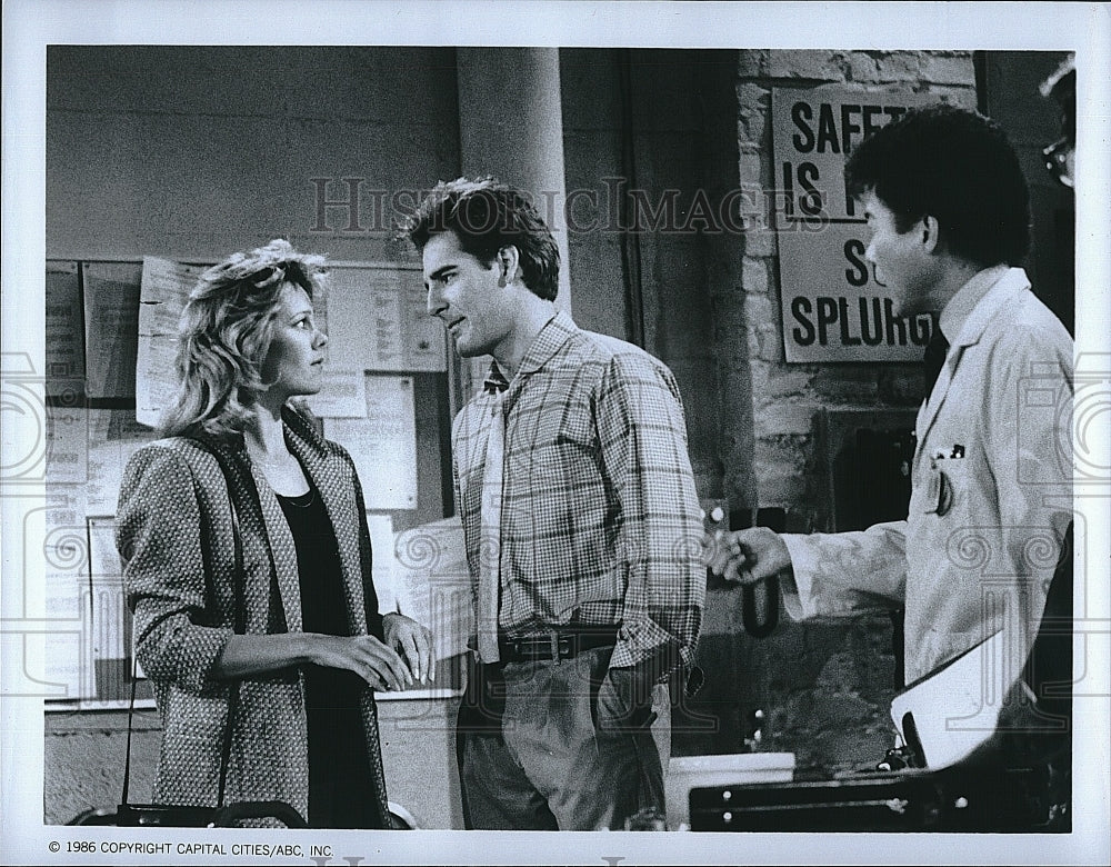 1986 Press Photo Wendy Schaal, Skott Bakula, and Sab Shimono in &quot;Gung Ho&quot;- Historic Images