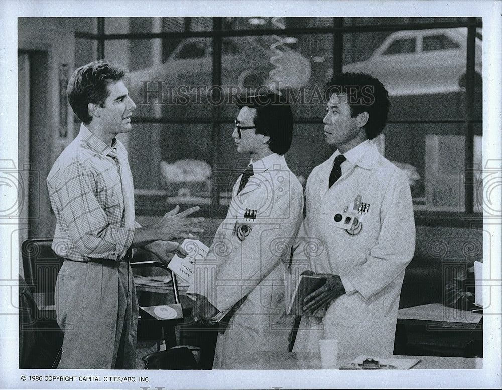 1986 Press Photo Scott Bakula, Gedde Watanabe, and Sab Shimono in &quot;Gung Ho&quot;- Historic Images