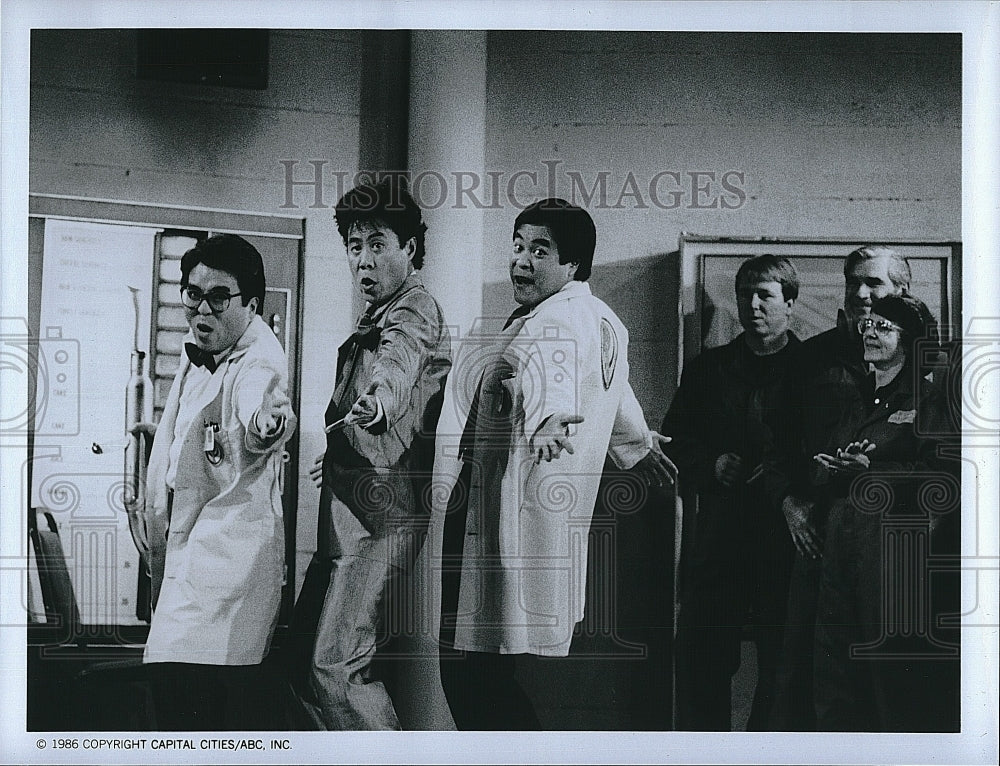 1986 Press Photo Rodney Kageyama, Sab Shimono, and Jerry Tondo in &quot;Gung Ho&quot;- Historic Images