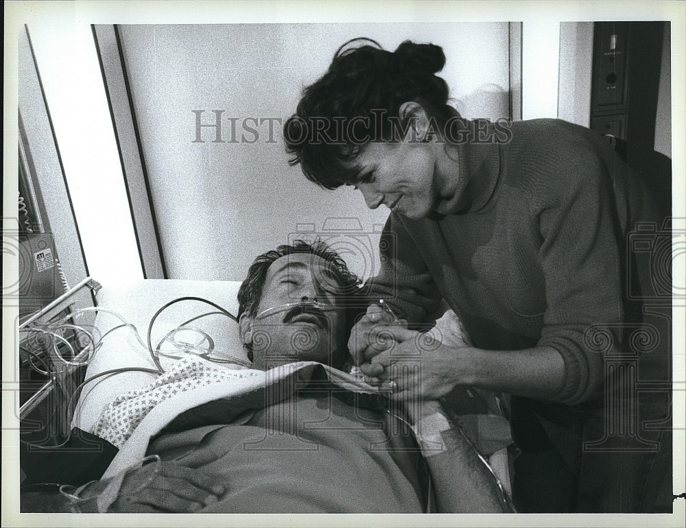 1987 Press Photo Bruce Weitz and Lisa Sutton in &quot;Hill Street Blues&quot;- Historic Images