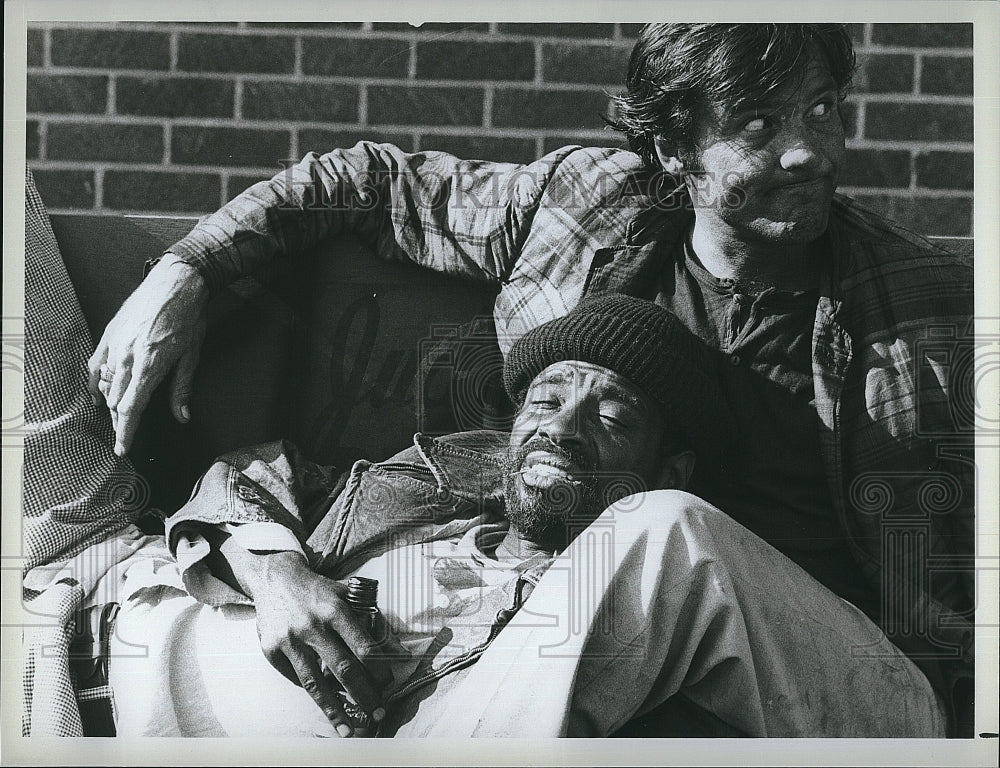 1982 Press Photo Taurean Blacque and Kiel Martin in &quot;Hill Street Blues&quot;- Historic Images