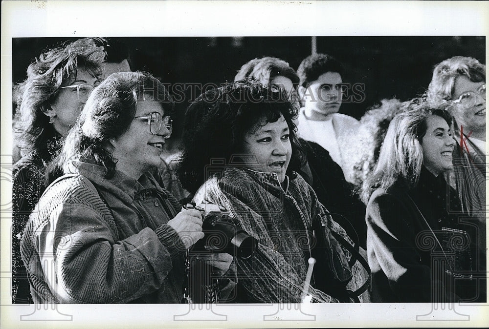 Press Photo Good Morning America fans watch live broadcast- Historic Images