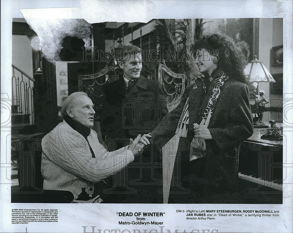 1988 Press Photo Mary Steenburgen, Roddy McDowall, and Jan Rubes in &quot;Dead of- Historic Images