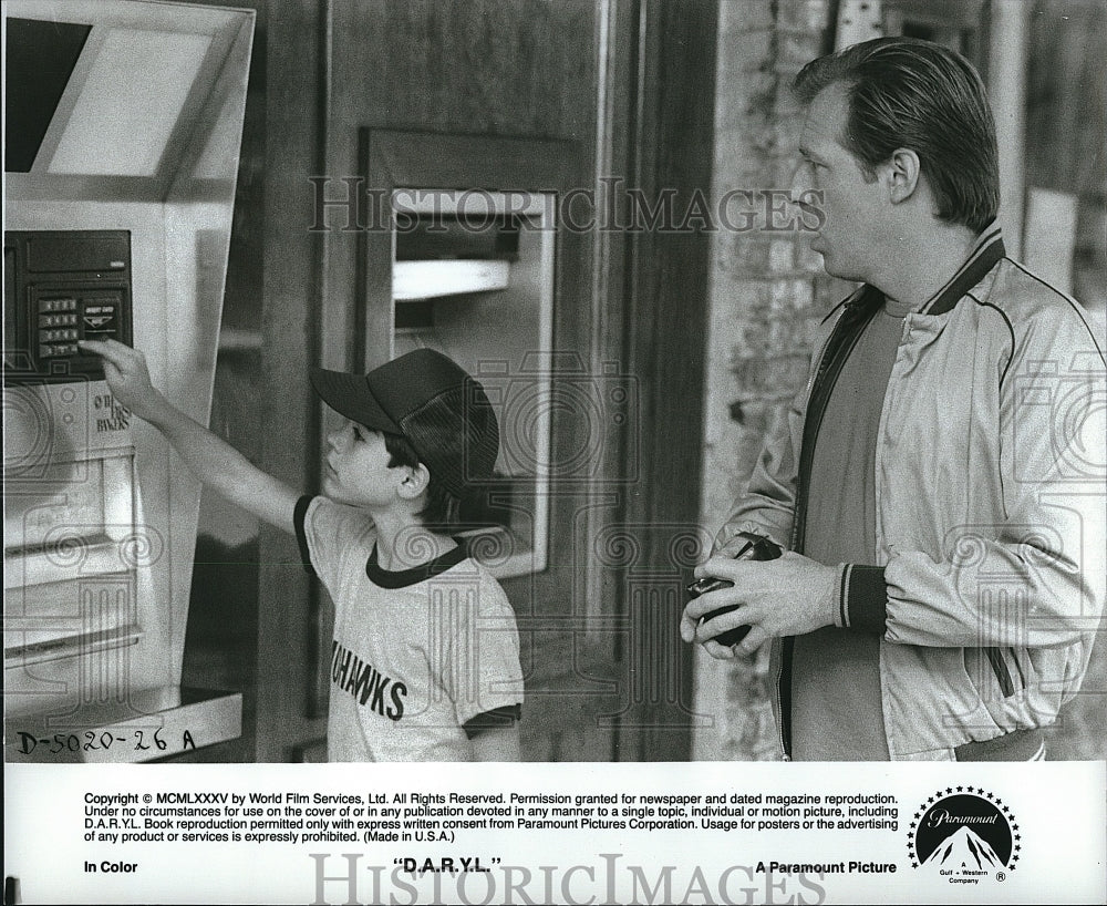 1985 Press Photo Barret Oliver &amp; Michael McKean in a Scene from &quot;D.A.R.Y.L.&quot;- Historic Images