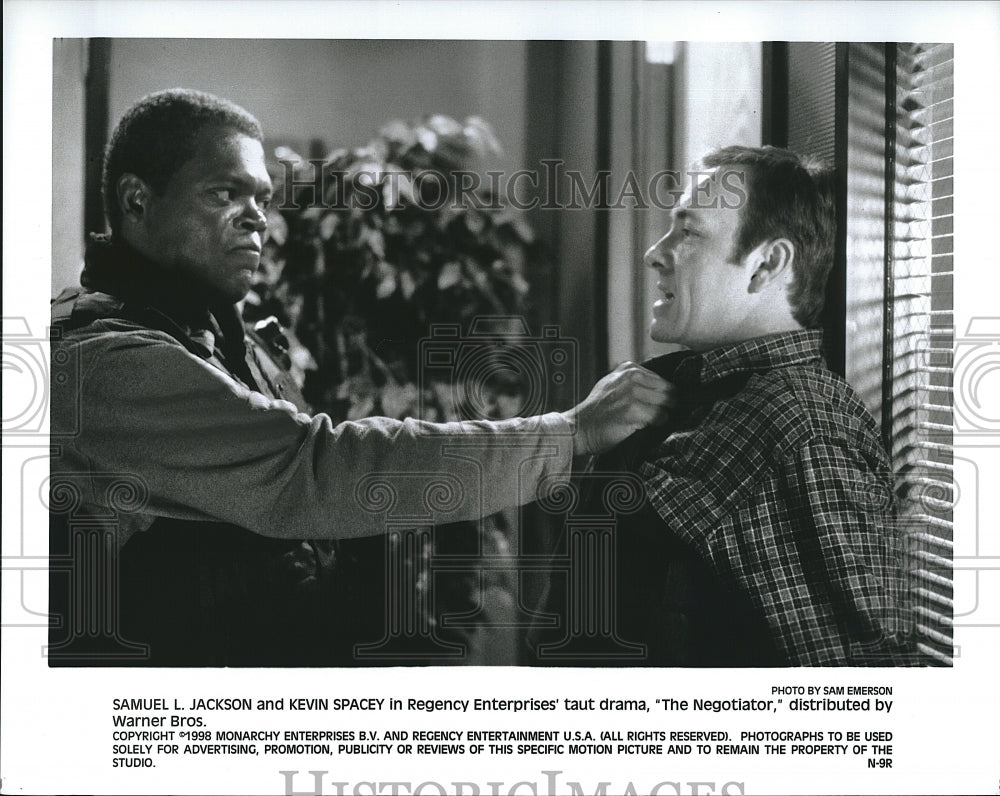 1998 Press Photo Samuel L Jackson &amp; Kevin Spacey Star In &quot;The Negotiator&quot;- Historic Images