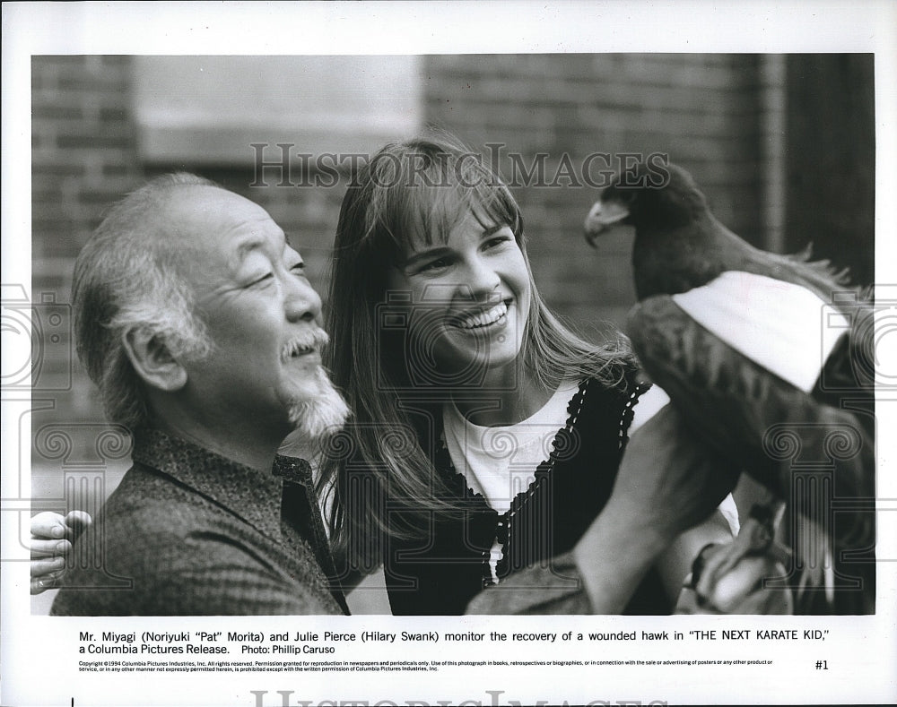 1994 Press Photo Pat Morita &amp; Hillary Swank Star In &quot;The Next Karate Kid&quot;- Historic Images