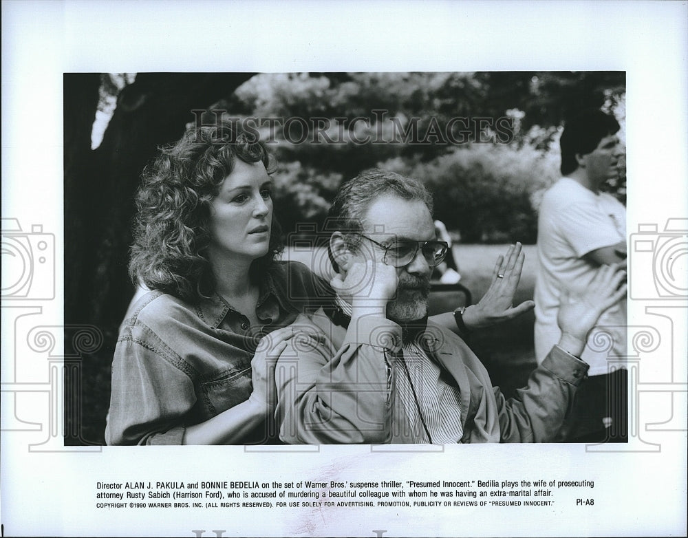 1990 Press Photo &quot;Presumed Innocent&quot; Director Alan J Pakula &amp; Bonnie Bedelia- Historic Images