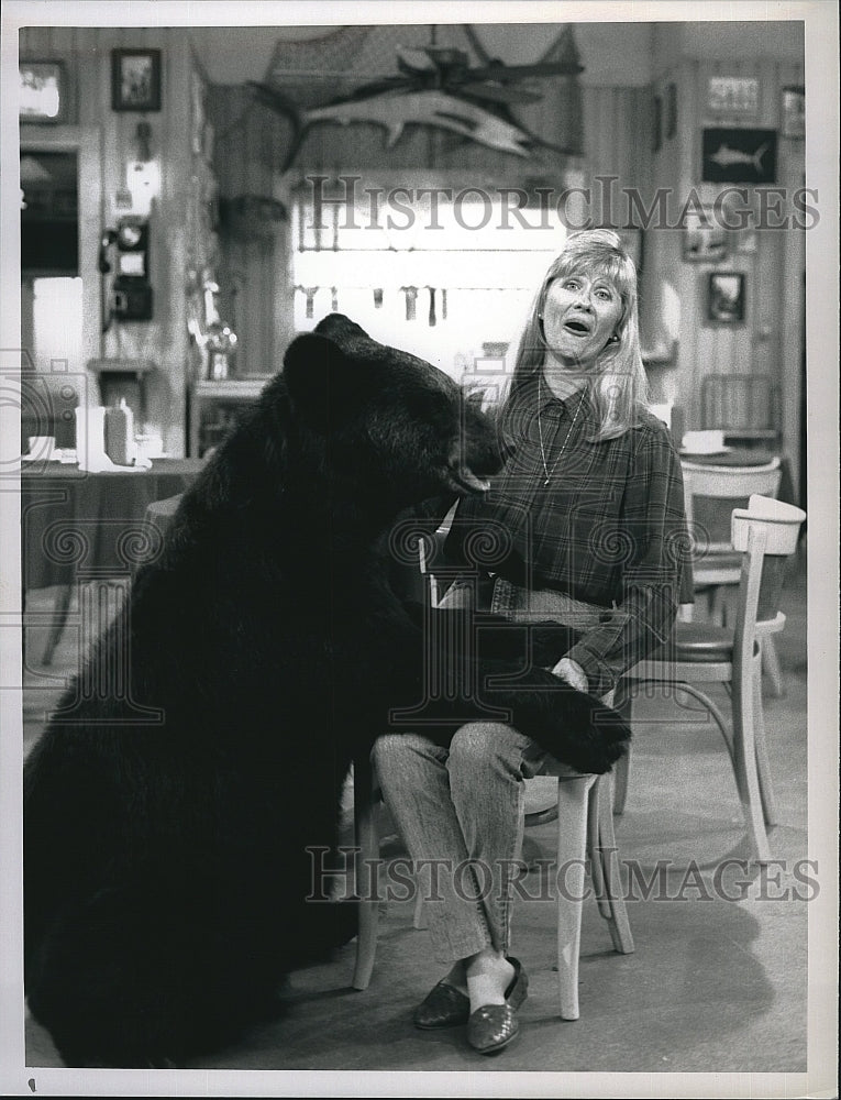 1991 Press Photo Judith Ivey, Bob, a retired wrestling bear &quot;Down Home&quot;- Historic Images