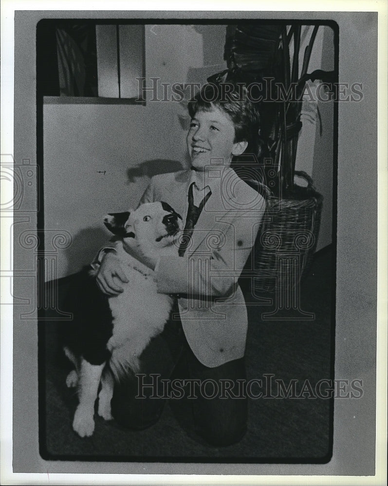 1986 Press Photo Down And Out In Beverly Hills Series Actor David Ganstino Dog- Historic Images
