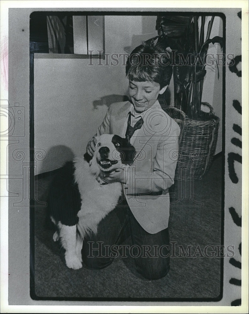 1987 Press Photo Down And Out In Beverly Hills Series David Fasstino With Dog- Historic Images