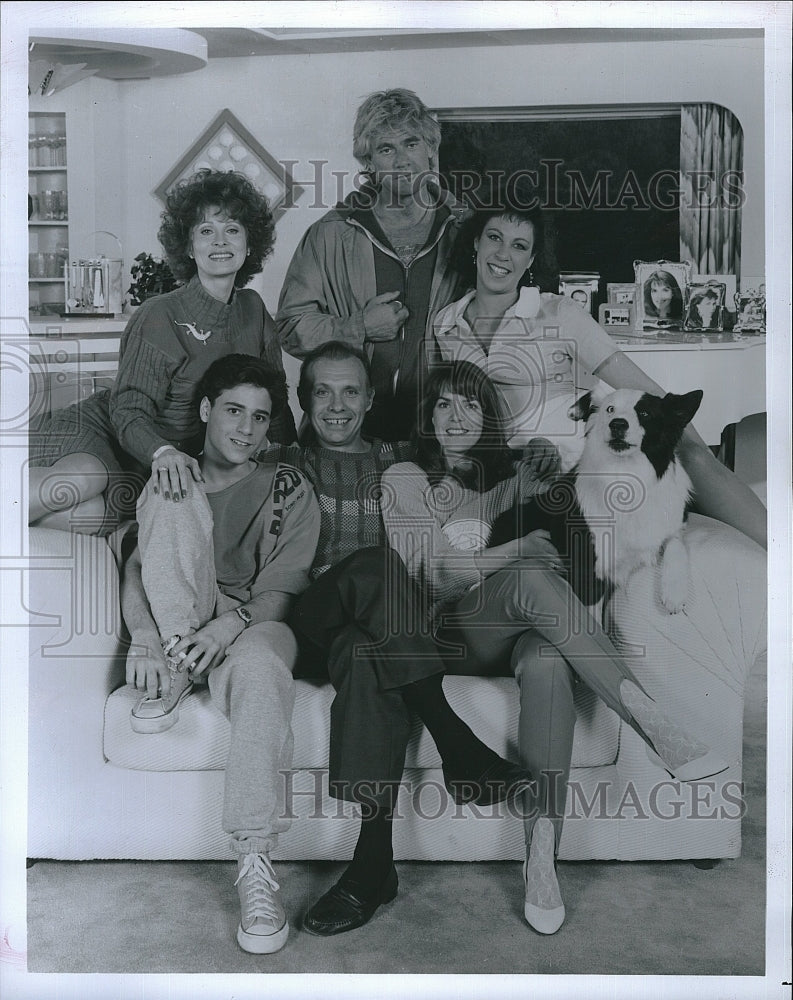 1987 Press Photo Down Out Beverly Hills Series Cast Hector Elizondo April Ortiz- Historic Images