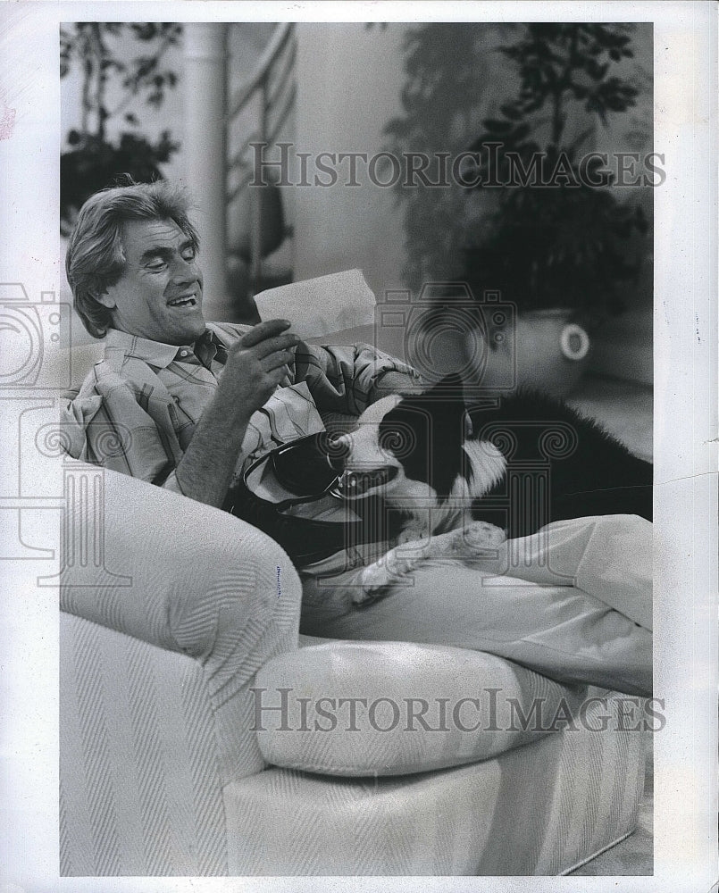1987 Press Photo Down And Out In Beverly Hills Series Tim Thomerson With Dog- Historic Images