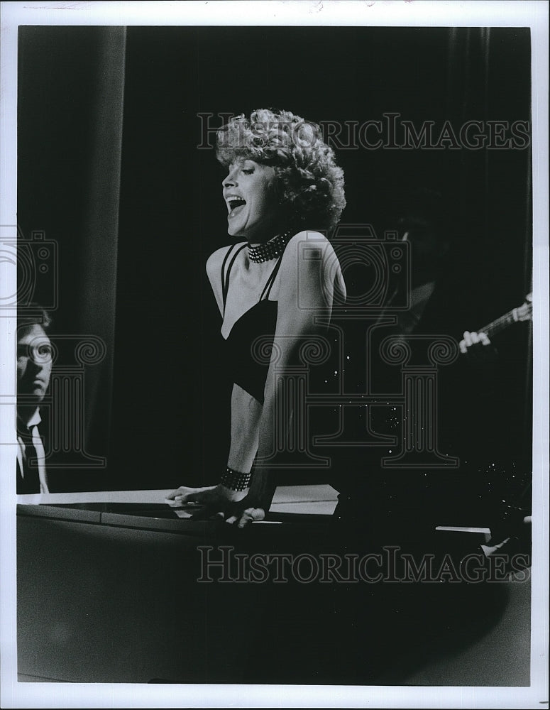 1987 Press Photo Down Out In Beverly Hills Series Anita Morris Singing Scene- Historic Images