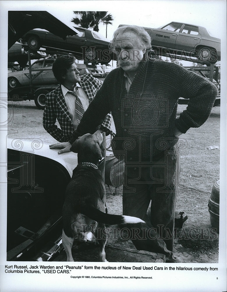 1980 Press Photo Used Cars Film Actors Kurt Russel Jack Warden Scene With Dog- Historic Images