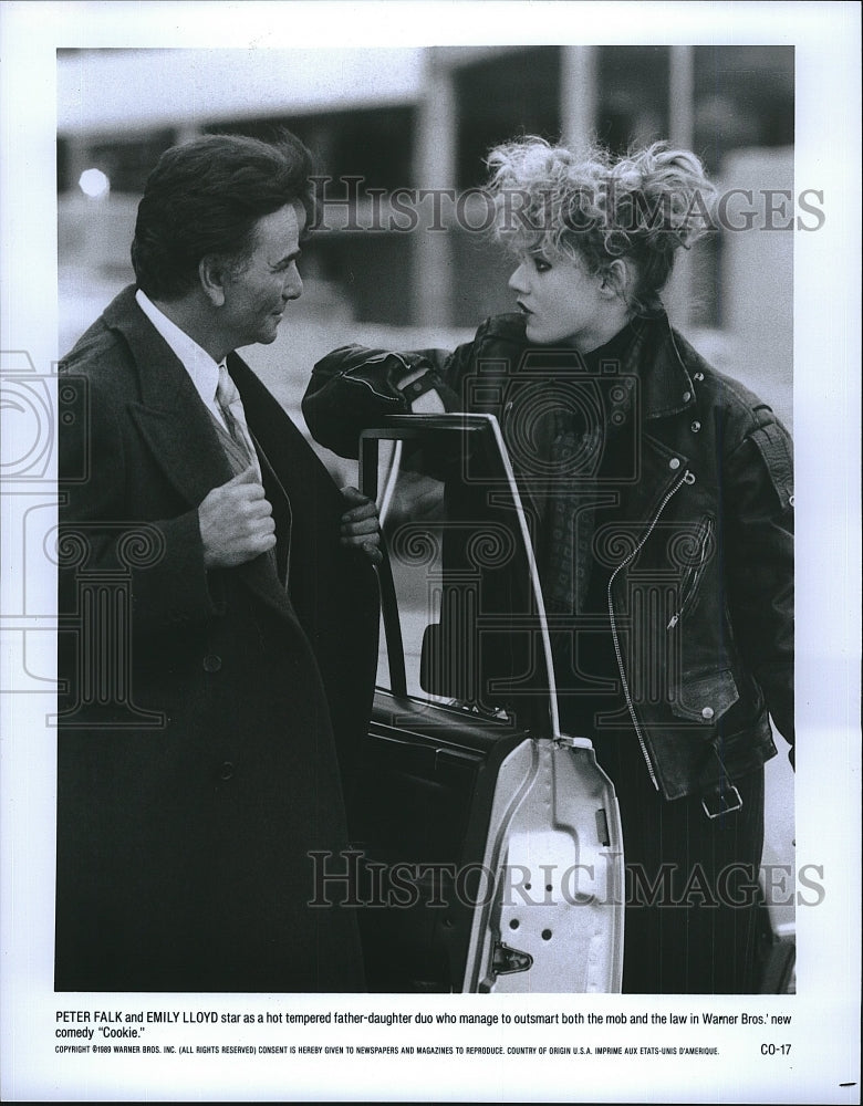 1989 Press Photo Cookie Film Actors Peter Falk Emily Lloyd Talking By Car Scene- Historic Images