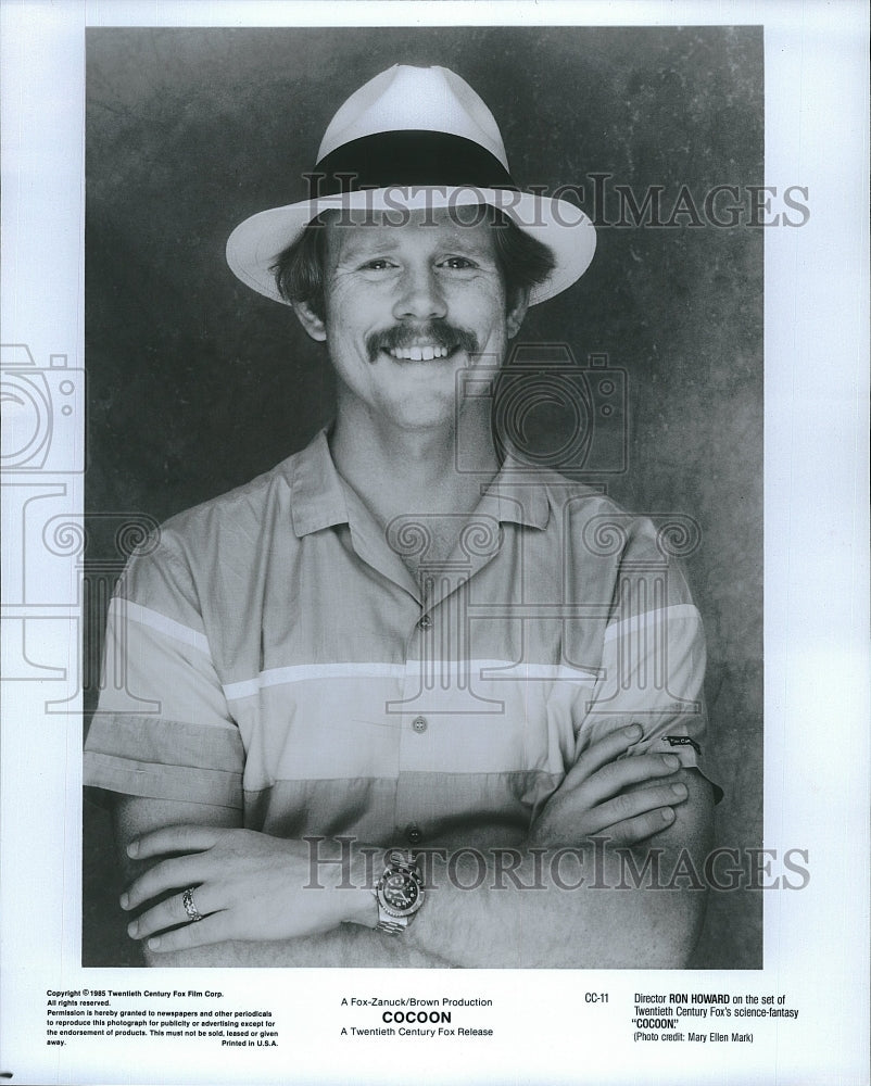 1985 Press Photo Cocoon Film Director Ron Howard On Set Smiling Wearing Hat- Historic Images